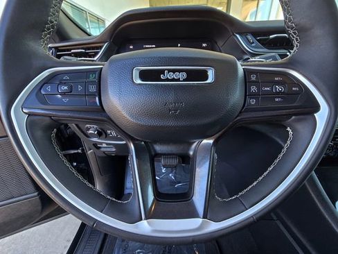 Used 2023 Jeep Grand Cherokee Altitude RWD image 14