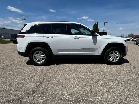 Used 2023 Jeep Grand Cherokee Laredo AWD/4WD image 6