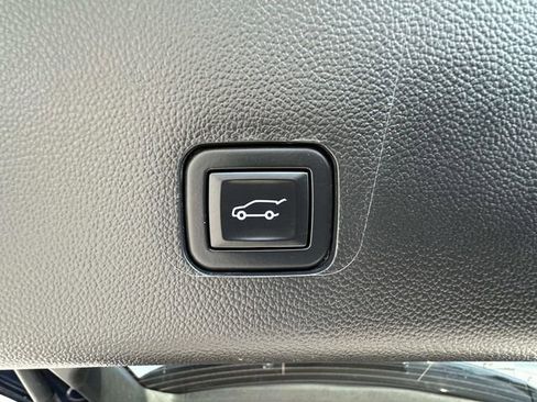 Used 2022 Chevrolet Traverse LT image 22