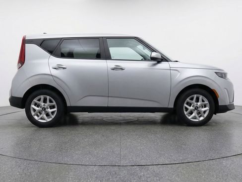 Used 2025 Kia Soul LX w/ LX Technology Package FWD image 8