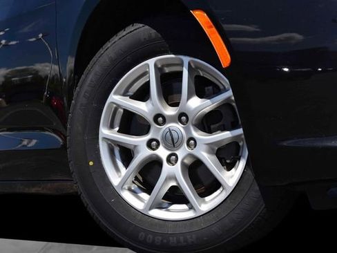 Used 2021 Chrysler Pacifica Touring-L FWD image 3
