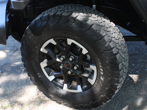 Used 2025 Jeep Wrangler Unlimited Rubicon AWD/4WD image 17