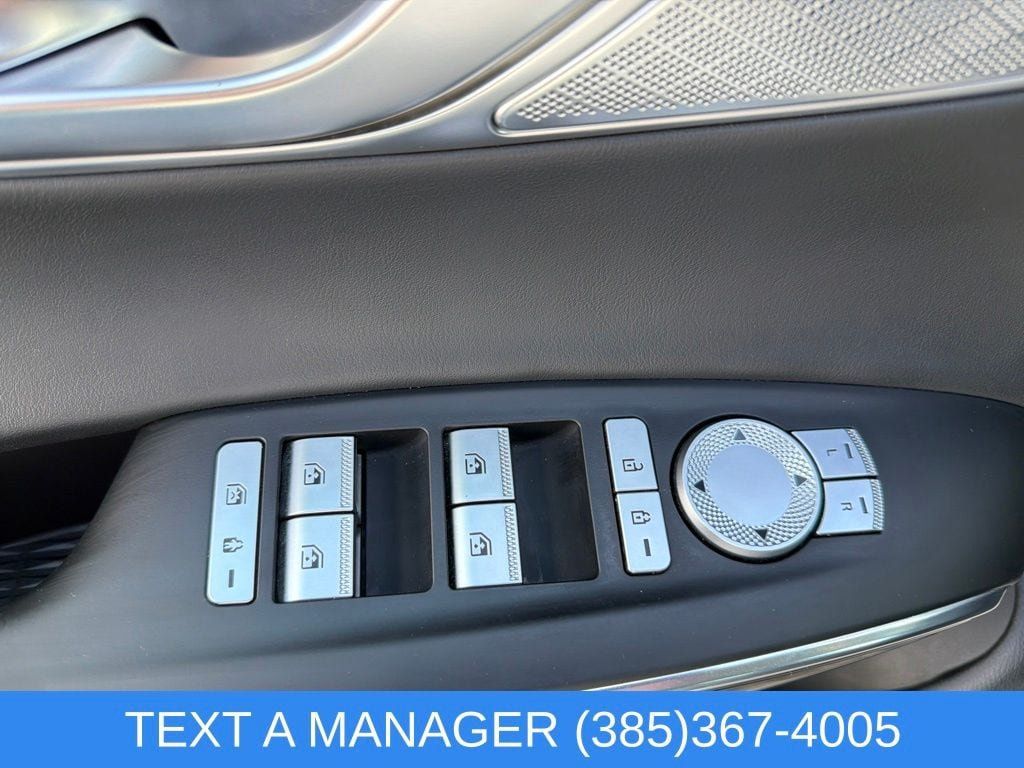 Used 2025 Genesis GV70 2.5T AWD/4WD image 17