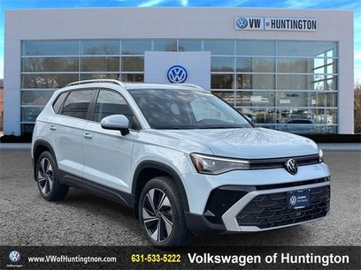 Certified 2025 Volkswagen Taos SE w/ Panoramic Sunroof Package