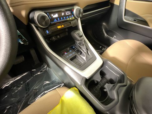 Used 2021 Toyota RAV4 LE FWD image 25