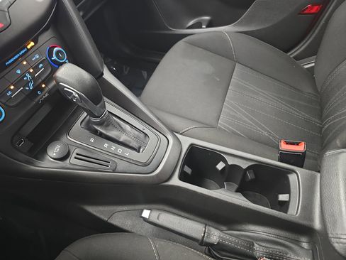 Used 2018 Ford Focus SE w/ SE Appearance Package image 23