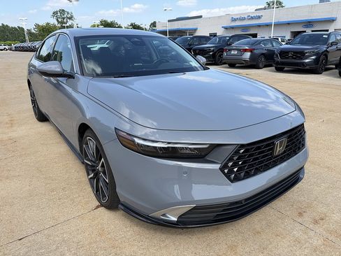 Used 2023 Honda Accord Touring image 2