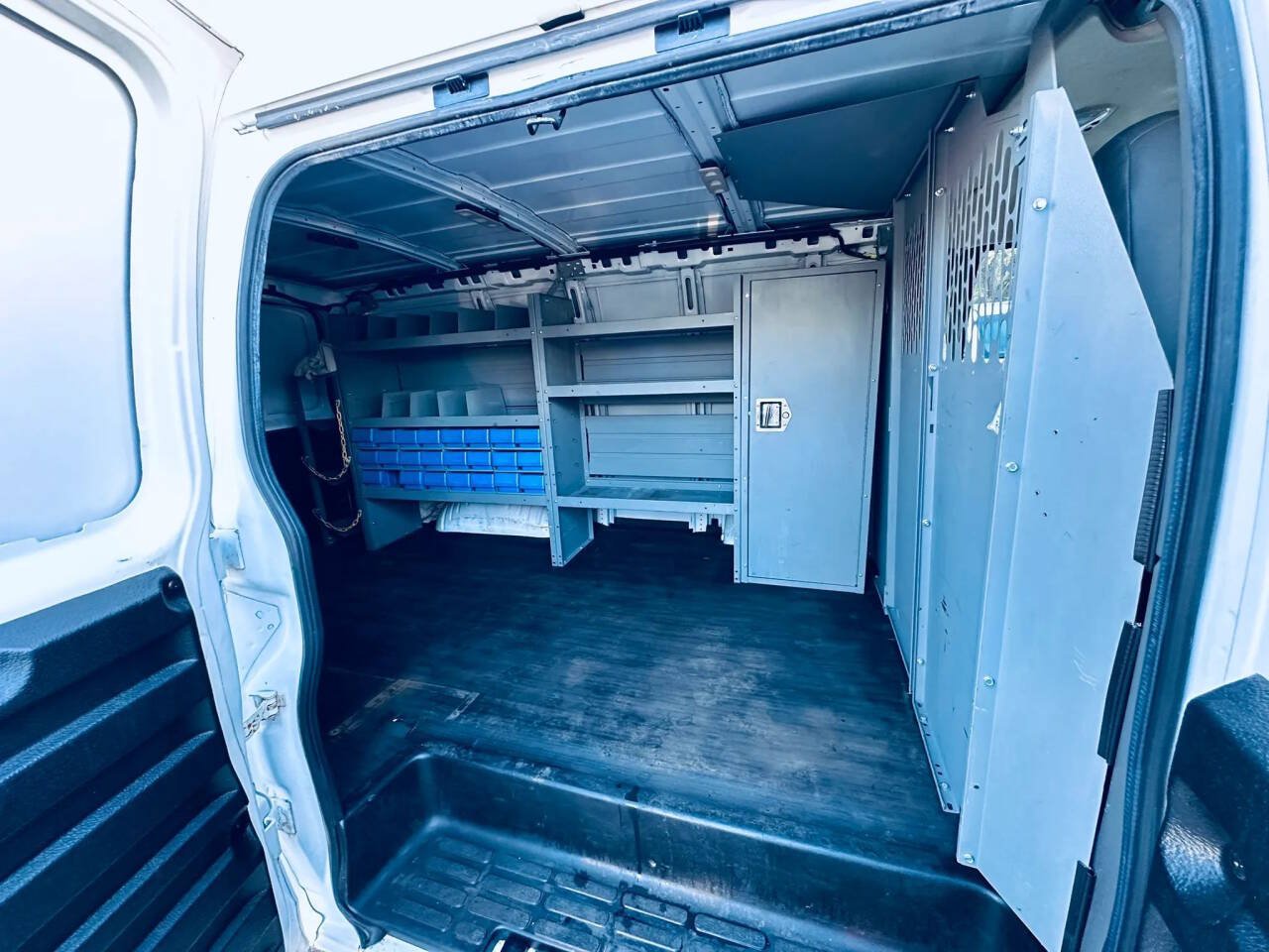 Used 2018 Chevrolet Express 2500 w/ Driver Convenience Package RWD image 14