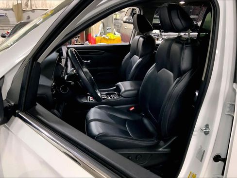 Used 2023 Honda Pilot Touring image 7