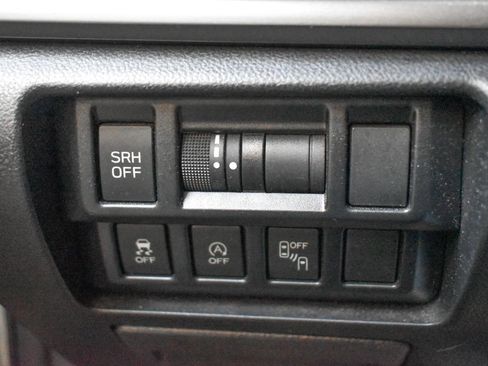 Used 2020 Subaru Crosstrek 2.0i Limited w/ Moonroof Package w/Navigation image 18