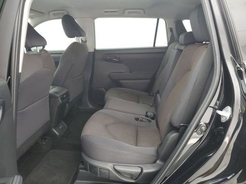Used 2024 Toyota Highlander LE AWD/4WD image 15