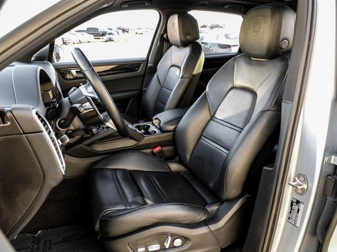Used 2020 Porsche Cayenne image 29