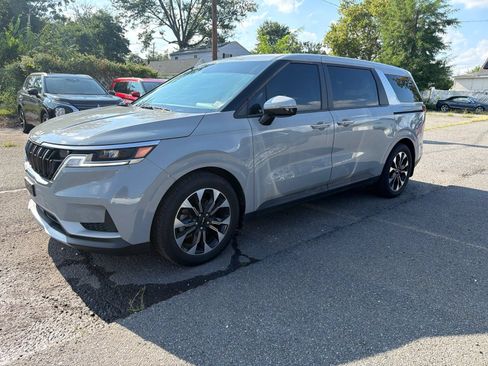 Used 2024 Kia Carnival EX FWD image 2