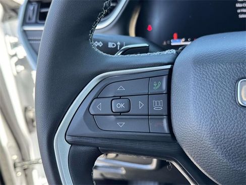 New 2025 Jeep Grand Cherokee Altitude image 9