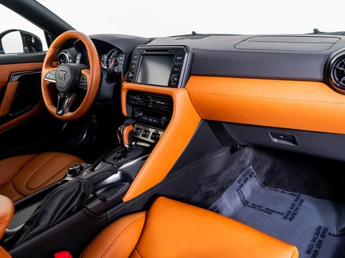 Used 2021 Nissan GT-R Premium image 39