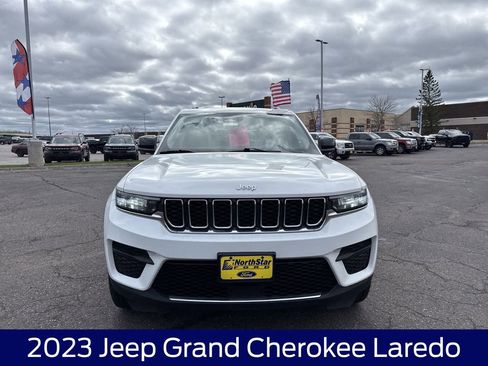 Used 2023 Jeep Grand Cherokee Laredo AWD/4WD image 4