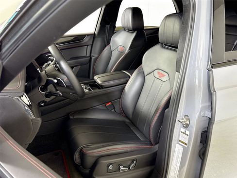 Used 2022 Bentley Bentayga image 12