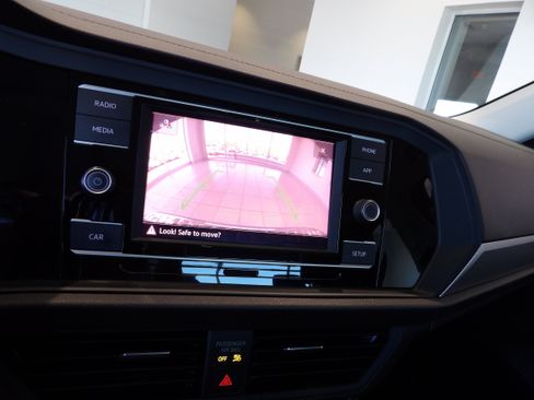 Used 2019 Volkswagen Jetta SE w/ Cold Weather Package FWD image 13