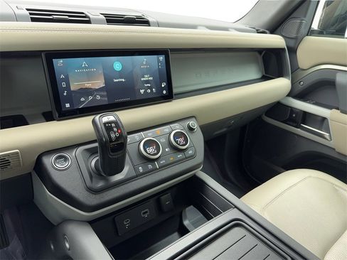 Used 2022 Land Rover Defender 110 SE image 25