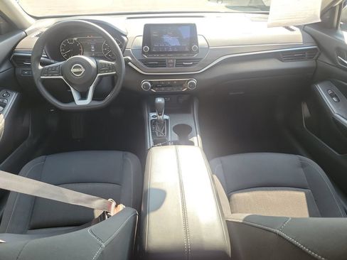 Used 2025 Nissan Altima 2.5 SV FWD image 11