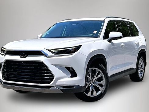 Used 2024 Toyota Grand Highlander FWD image 1