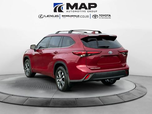 Used 2021 Toyota Highlander XLE image 3
