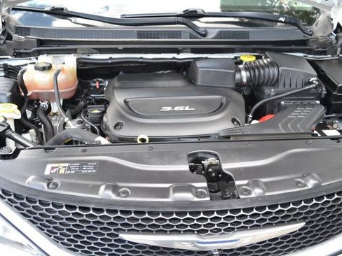 Used 2017 Chrysler Pacifica Limited FWD image 39