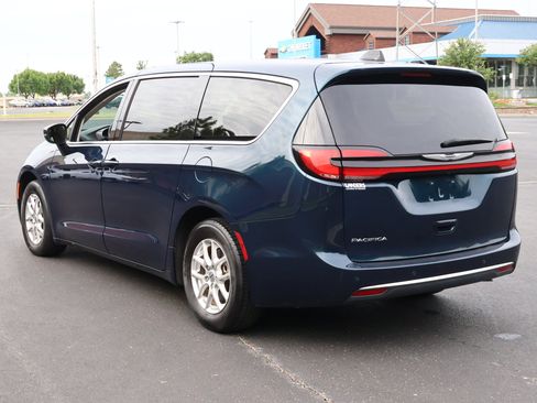 Used 2023 Chrysler Pacifica Touring-L FWD image 7