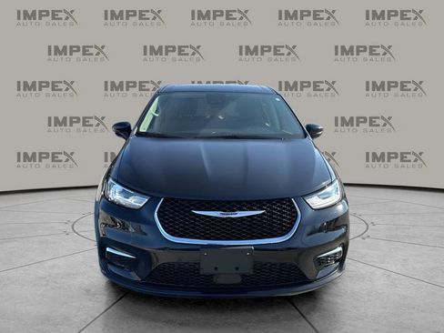 Used 2024 Chrysler Pacifica Select image 8