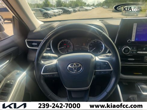 Used 2023 Toyota Highlander XLE FWD image 22