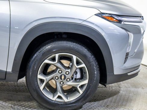 Used 2025 Chevrolet Trax LT w/ LT Convenience Package image 13