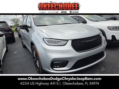 Used 2024 Chrysler Pacifica Limited w/ S Appearance Package