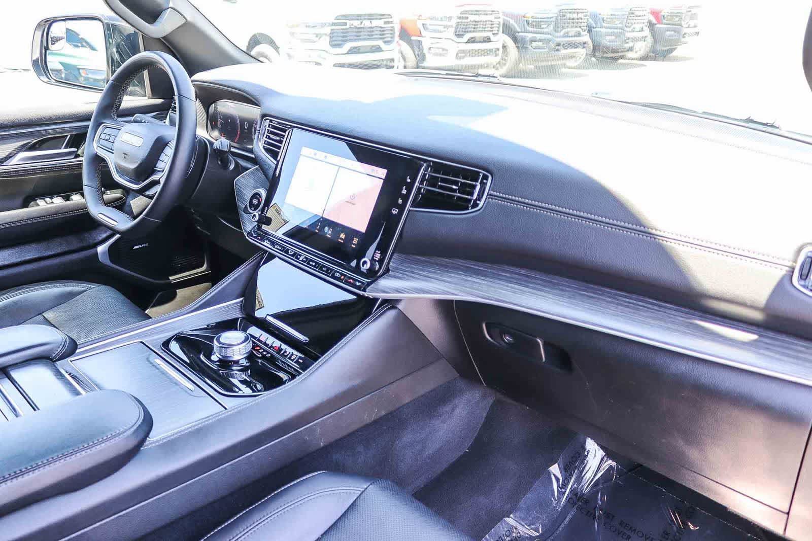 Used 2024 Jeep Wagoneer L Series II RWD image 15