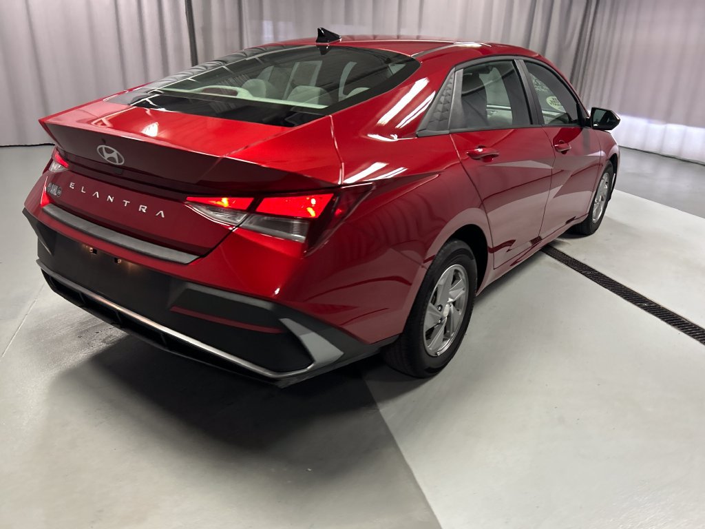 Used 2025 Hyundai Elantra SE FWD image 7