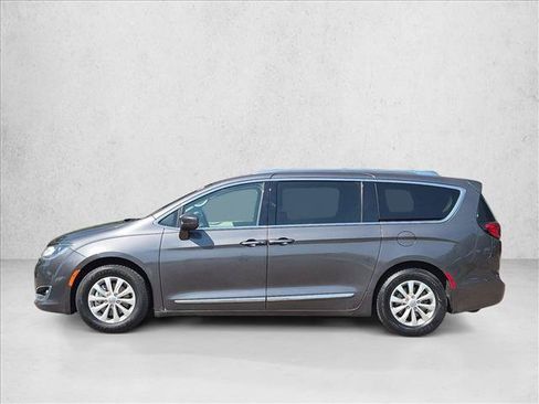 Used 2018 Chrysler Pacifica Touring-L FWD image 9