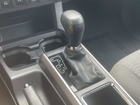 Used 2017 Toyota Tacoma SR5 w/ Tow Package RWD image 18
