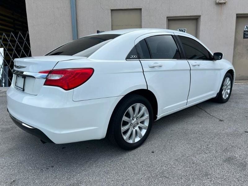 Used 2011 Chrysler 200 Touring FWD image 5