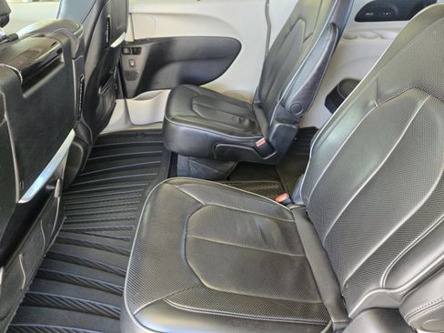 Used 2018 Chrysler Pacifica Limited w/ Tire & Wheel Group image 32