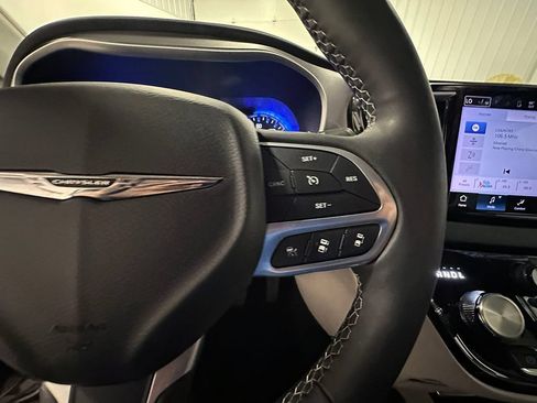 Used 2023 Chrysler Pacifica Touring-L FWD image 39