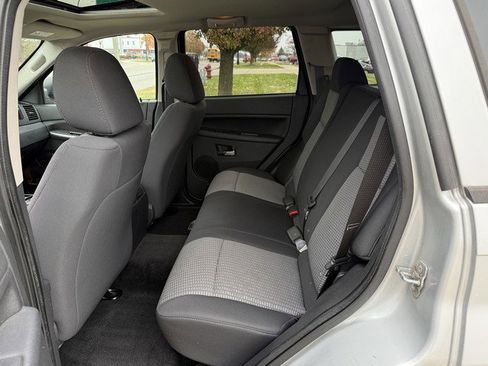 Used 2010 Jeep Grand Cherokee Laredo w/ Sun/Sound Group image 10