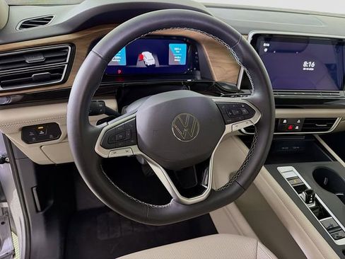 Used 2025 Volkswagen Atlas SE image 12