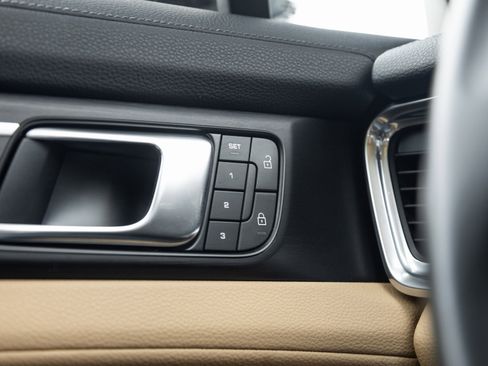 Certified 2023 Porsche Panamera 4 Platinum Edition image 18