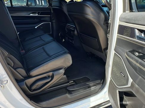 Used 2024 Jeep Wagoneer Series II w/ Flexible Seating Group image 21