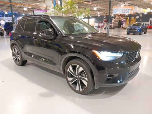 Used 2024 Volvo XC40 B5 Plus w/ Climate Package image 4