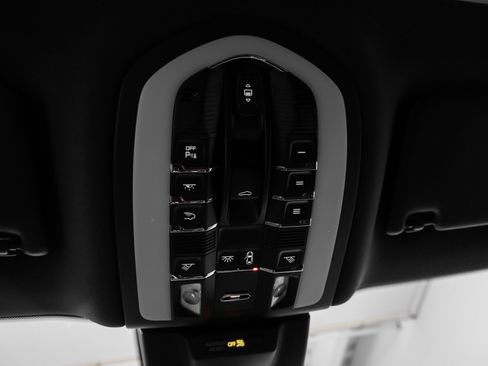 Used 2025 Porsche Macan image 36