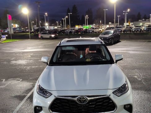 Certified 2020 Toyota Highlander Limited image 2