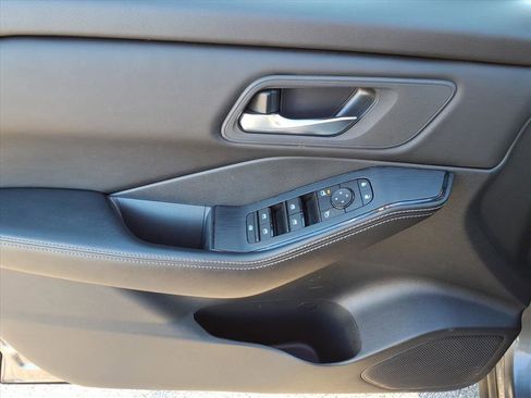 Used 2024 Nissan Rogue SV image 15