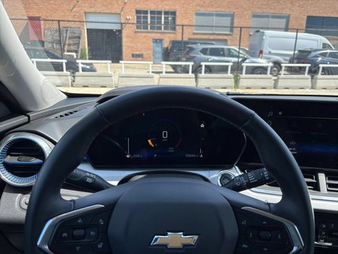 Used 2025 Chevrolet Trax LT w/ LT Convenience Package FWD image 32