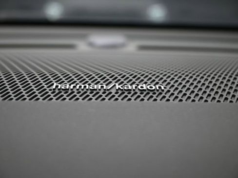 Used 2024 Volvo XC40 B5 Plus image 29