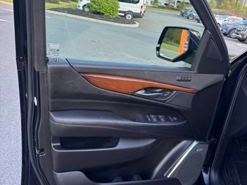 Used 2018 Cadillac Escalade Luxury AWD/4WD image 15